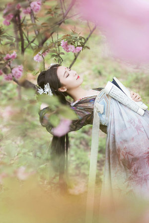 丰满人妻无奈张开双腿AV