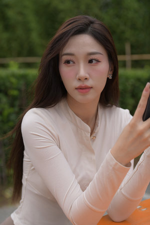 美女洗澡把胸和屁股扒开给别人看