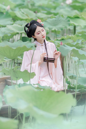 偷偷解开女同桌的内裤摸小说